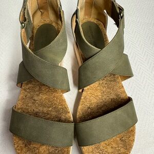 Adrienne Vittadini  Sport  Khaki Cross-Strap Sandals 10 summer Sandler